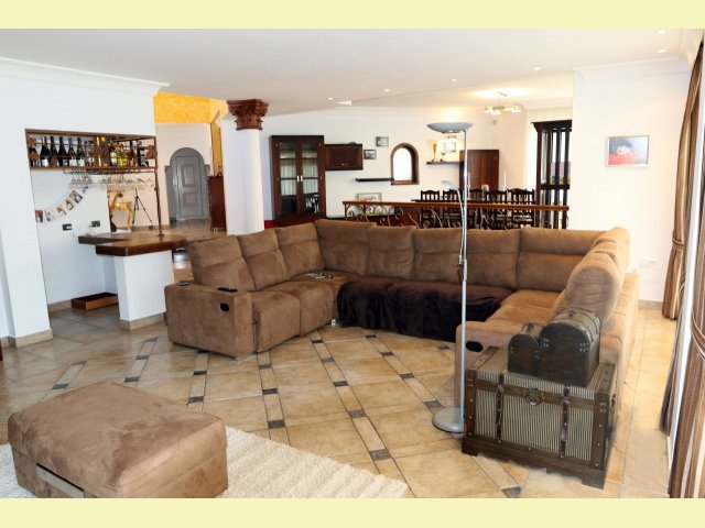 Lounge open plan to the dining room